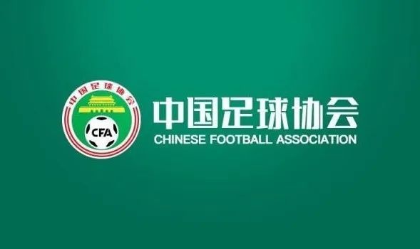 杰米一身浅咖色西服套装，搭配礼帽和粗框眼镜，绅士感 分三次上线！