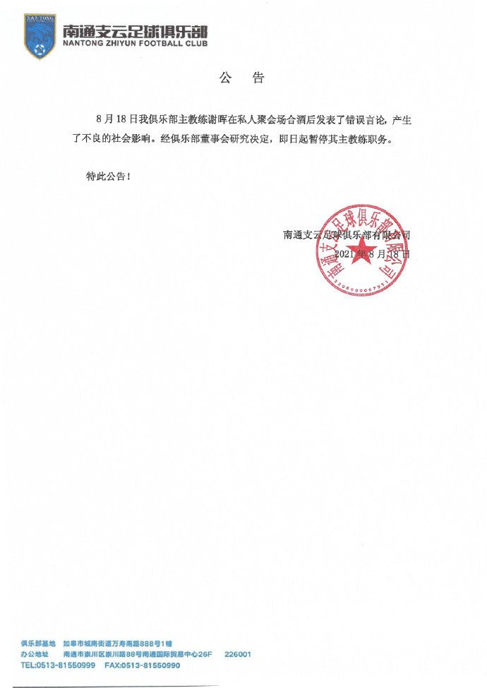 吴佩慈身穿一件黑色低胸长裙上阵，酥胸半露，性感迷人。